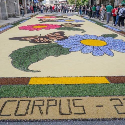 O Corpus decorou Ponteareas coas alfombras florais