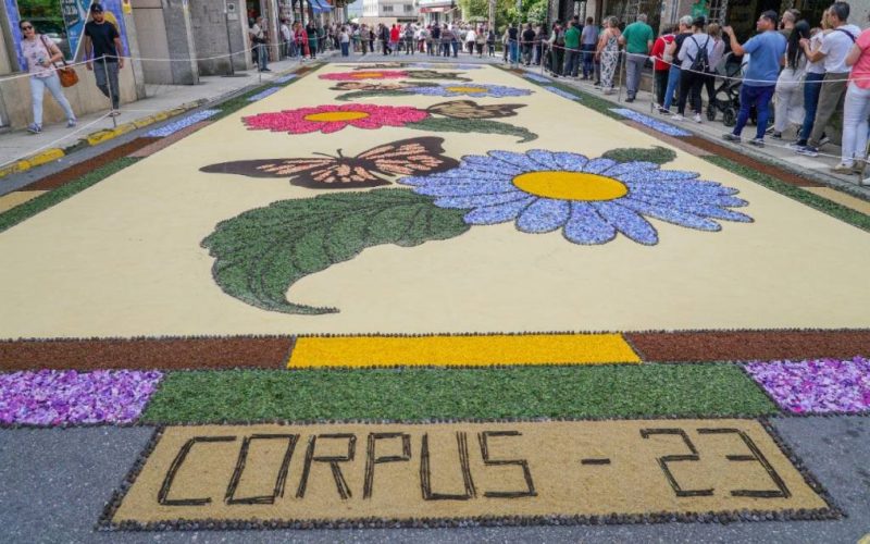 O Corpus decorou Ponteareas coas alfombras florais
