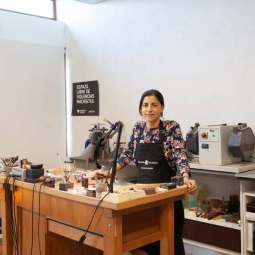 O taller de xoiería creativa “areladefe” celebra o seu 18 aniversario en Oia