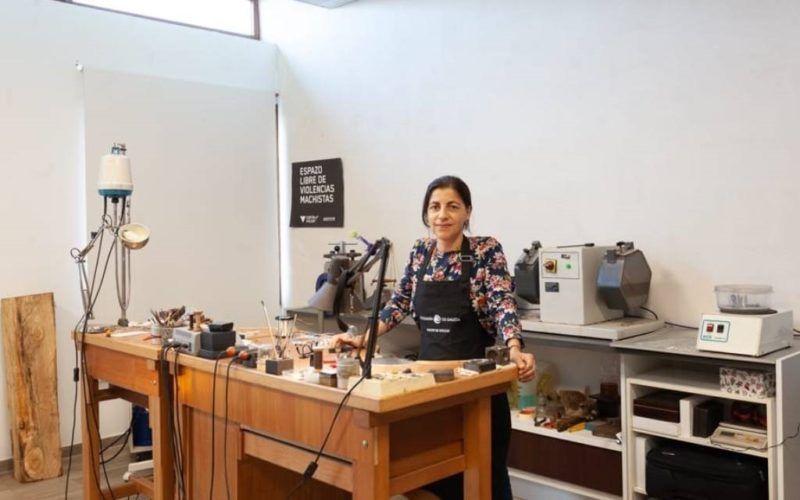 O taller de xoiería creativa “areladefe” celebra o seu 18 aniversario en Oia
