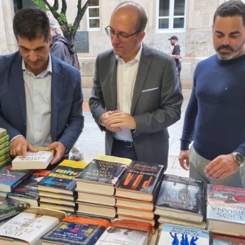 Feira do libro na rúa do Paseo de Ourense con preto de 50 actividades