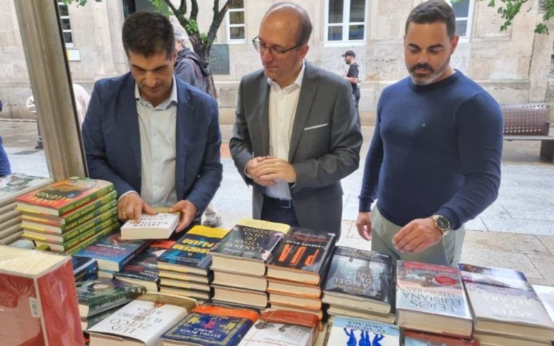 Feira do libro na rúa do Paseo de Ourense con preto de 50 actividades