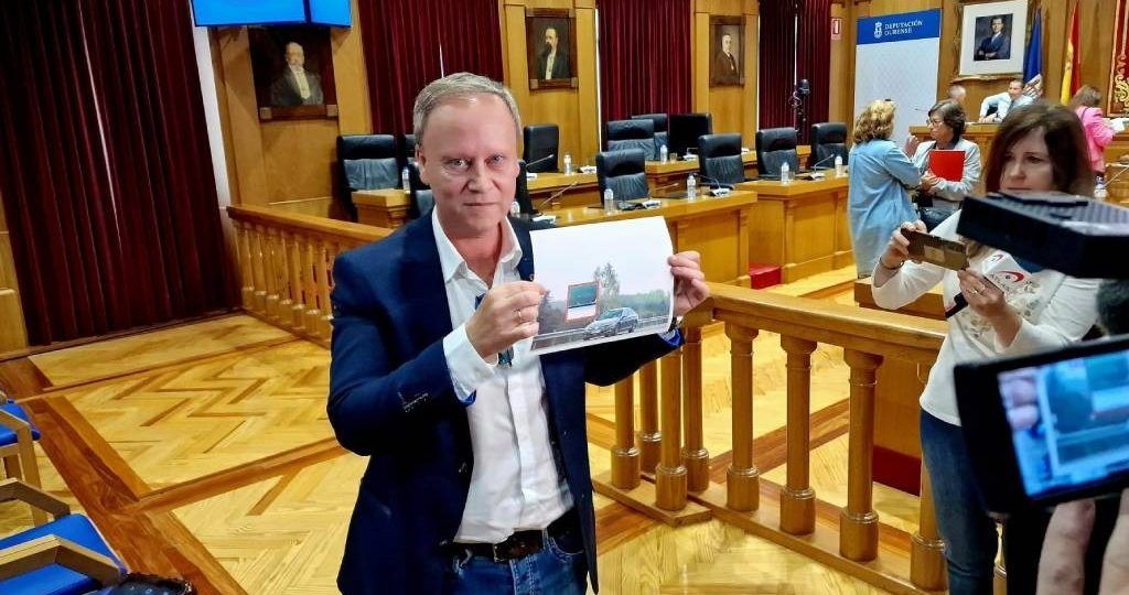 PSdeG Ourense destapa unha foto de Baltar montado no coche oficial multado