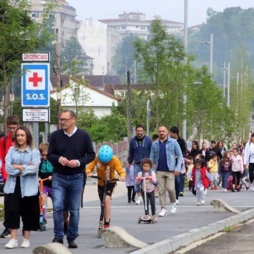 O alumnado de Ponteareas toma o camiño escolar seguro