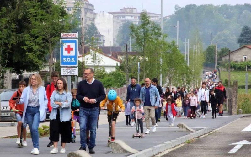 O alumnado de Ponteareas toma o camiño escolar seguro