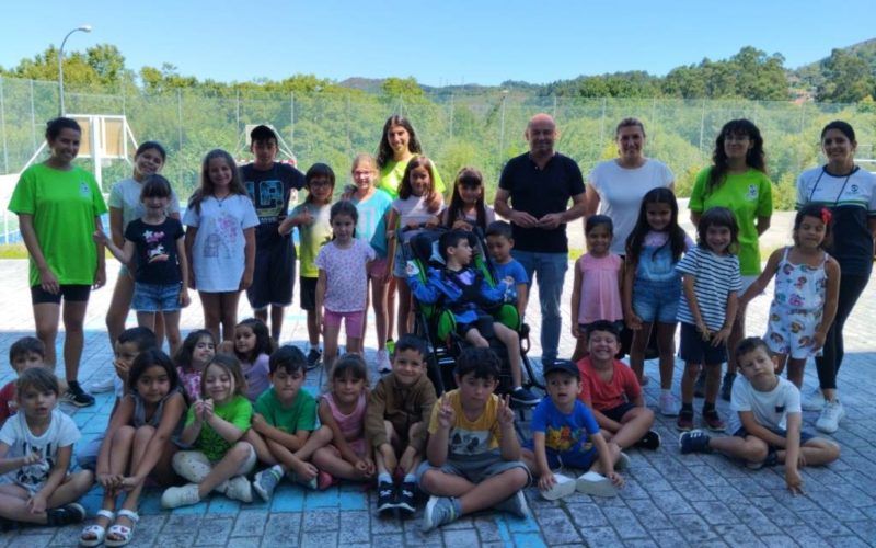 A infancia de Covelo explora o territorio na escola de verán