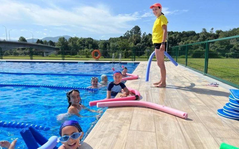 Comezan en Salvaterra os cursos de natación