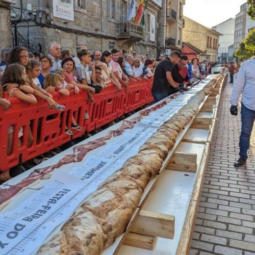 A Cañiza forneou un dos “bocata de xamón” máis grandes