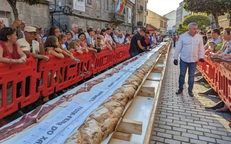 A Cañiza forneou un dos “bocata de xamón” máis grandes