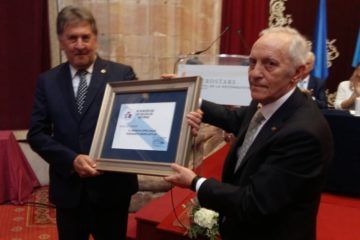 Amancio López Seijas recibiu a insignia de ouro da Asociación Galicia en Asturias