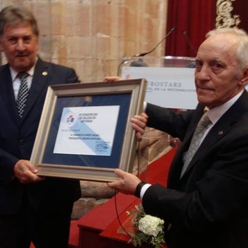 Amancio López Seijas recibiu a insignia de ouro da Asociación Galicia en Asturias