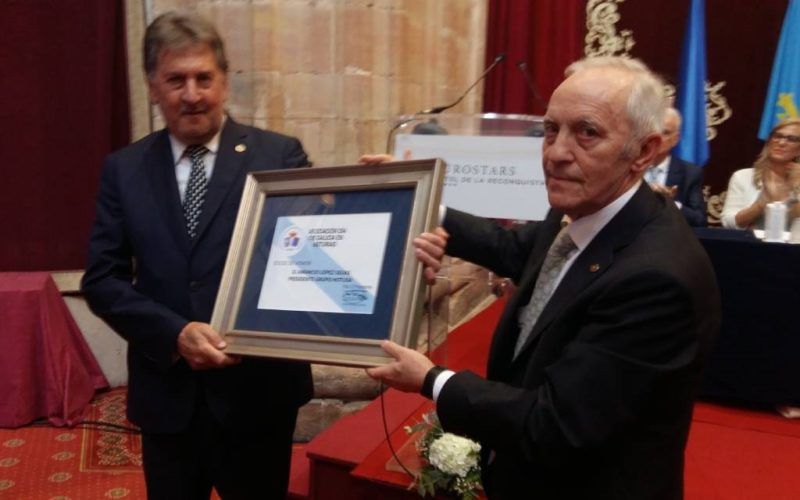 Amancio López Seijas recibiu a insignia de ouro da Asociación Galicia en Asturias