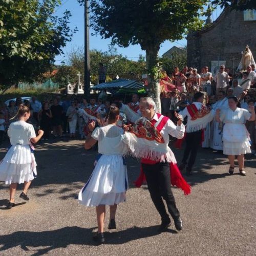 As tradicionais “danzas brancas” volveron a lucir en Prado da Canda (O Covelo)