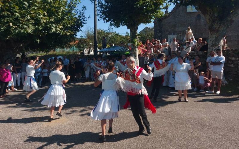As tradicionais “danzas brancas” volveron a lucir en Prado da Canda (O Covelo)