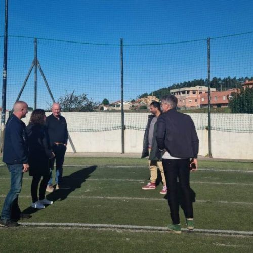 Oia renova o céspede do campo de fútbol das Tornas