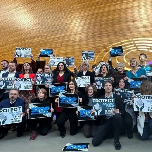 Setenta eurodeputados denuncian en Bruxelas a contaminación nas costas galegas