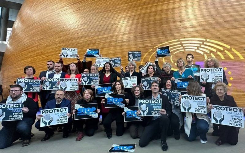 Setenta eurodeputados denuncian en Bruxelas a contaminación nas costas galegas
