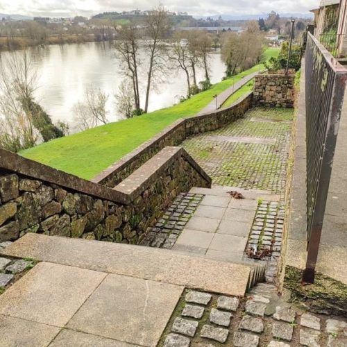 Tui abre o paso entre a praza da Estrela e o Paseo Fluvial