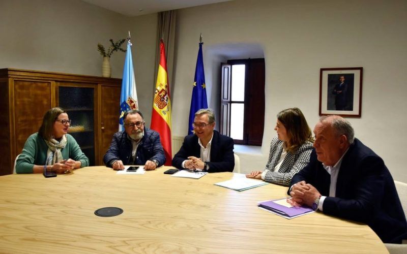 Luís Menor destaca en Valdeorras “o extraordinario clima de entendemento institucional”
