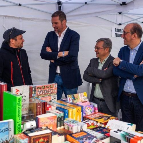 O conselleiro de Cultura no Día do Libro en Ourense