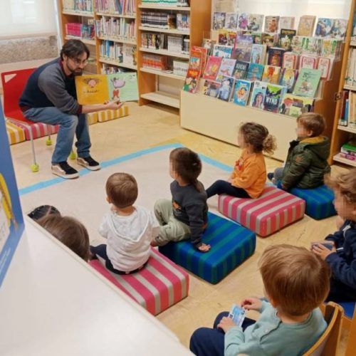 Escola Infantil A Galiña Azul visita a Biblioteca Municipal de Tui