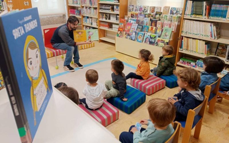 Escola Infantil A Galiña Azul visita a Biblioteca Municipal de Tui