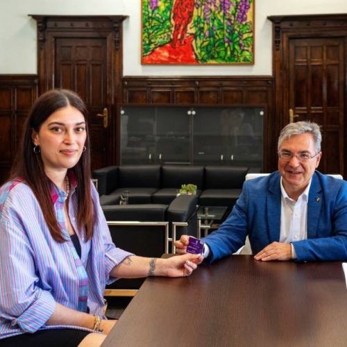 O presidente da Deputación de Ourense entrega a “tarxeta 8M”