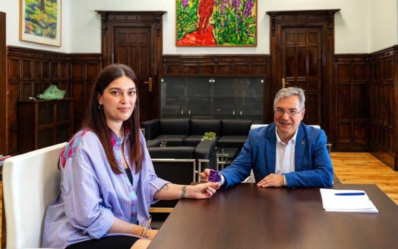 O presidente da Deputación de Ourense entrega a “tarxeta 8M”