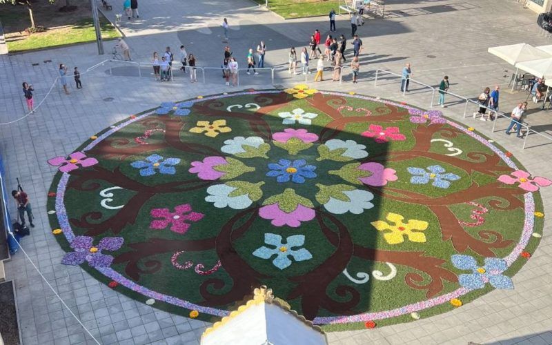 O primeiro Corpus do BIC decora Ponteareas con 29 alfombras de flores