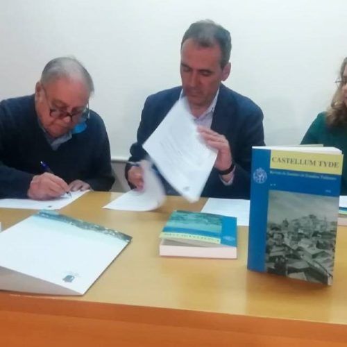 O cronista tudense Ernesto Iglesias Almeida doa ao Concello o seu arquivo e biblioteca