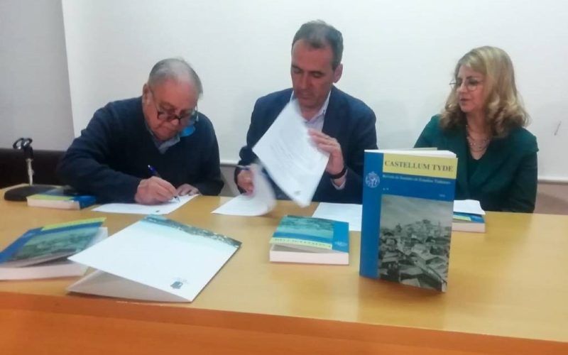 O cronista tudense Ernesto Iglesias Almeida doa ao Concello o seu arquivo e biblioteca