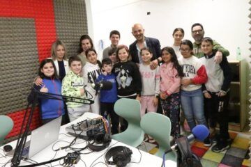 A infancia do Porriño levará a súa voz ás ondas radiais