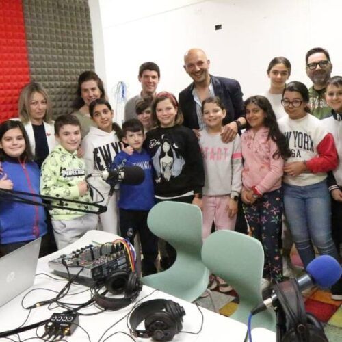 A infancia do Porriño levará a súa voz ás ondas radiais