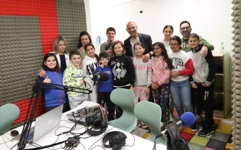 A infancia do Porriño levará a súa voz ás ondas radiais