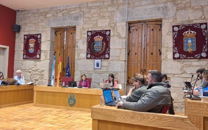 Un pleno tenso e madrugador sobre o estado do Concello de Ponteareas