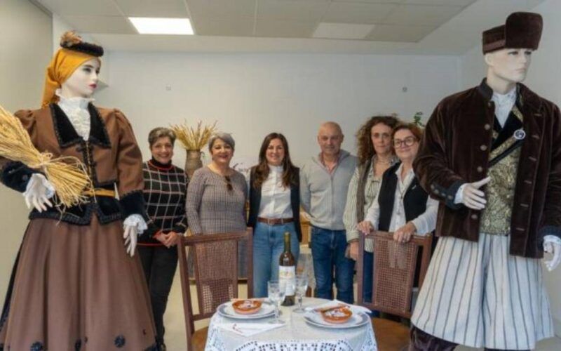 Exposición de traxe tradicional en Tui