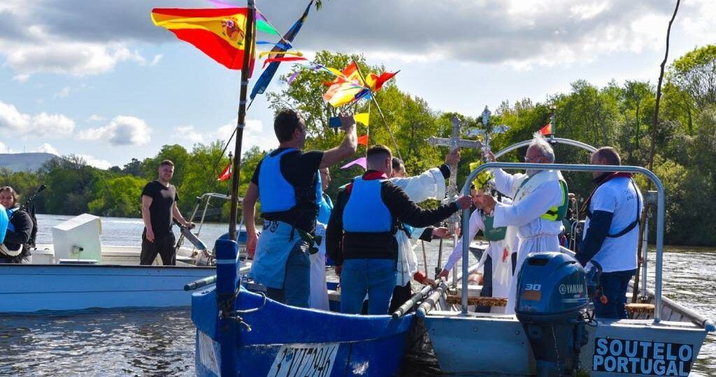 O Lanço da Cruz voltou a reunir Portugueses e Galegos no rio Minho