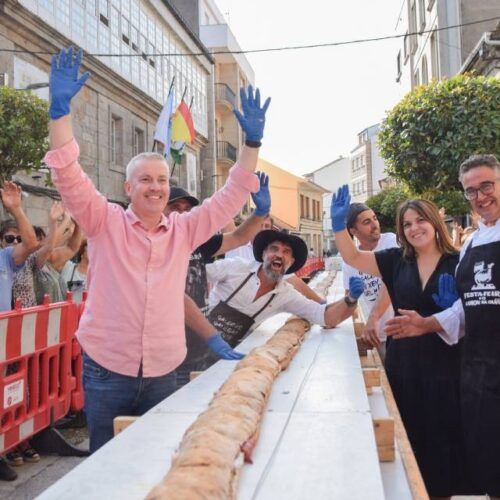 A Cañiza bate o récord do Bocata de Xamón máis grande