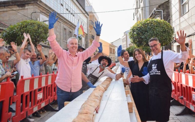 A Cañiza bate o récord do Bocata de Xamón máis grande