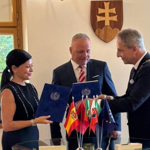 Mos e a eslovaca Pezinok asinan memorando de irmandamento