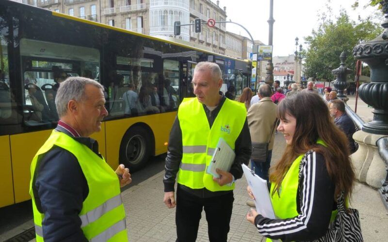 O BNG de Ourense recolleu sinaturas para rectificar o novo mapa de liñas do transporte público