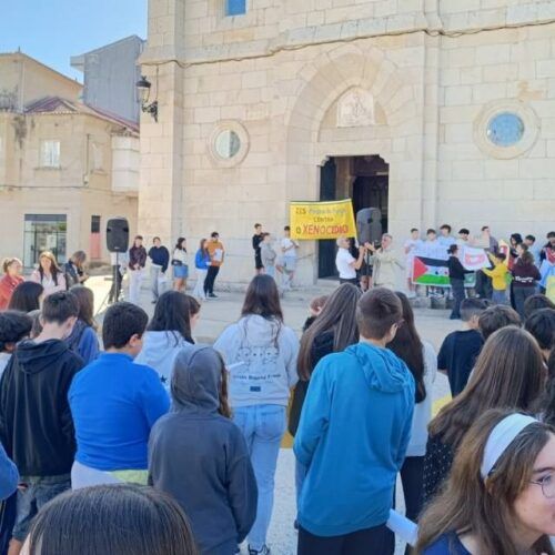 IES de Ponteareas xúntanse para pedir alto á guerra en Palestina