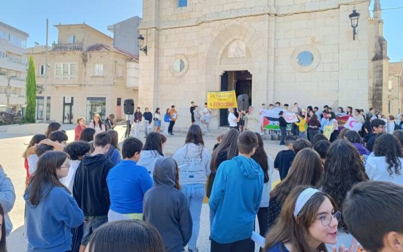 IES de Ponteareas xúntanse para pedir alto á guerra en Palestina