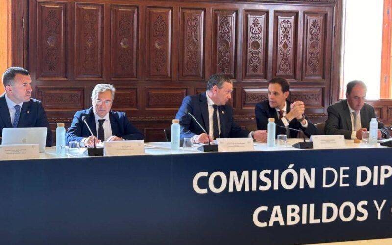 O presidente da Deputación de Ourense, Luís Menor reivindica a necesidade de eliminar ou flexibilizar as regras fiscais