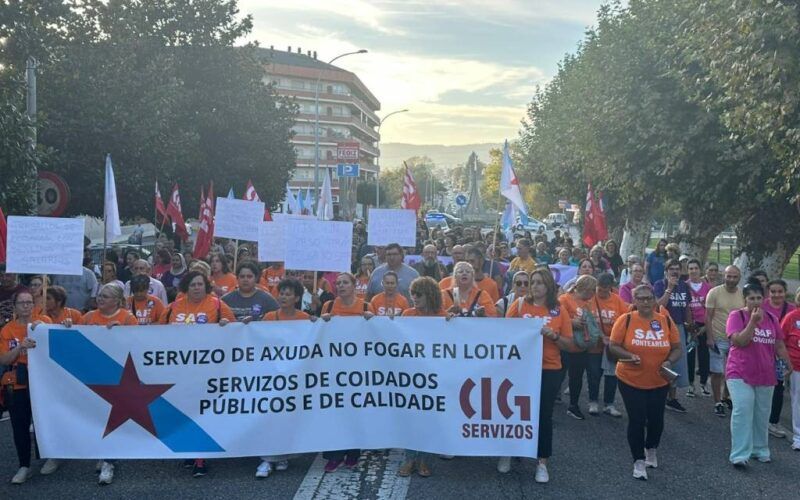 Unhas 300 persoas apoiaron ás traballadoras do SAF de Ponteareas