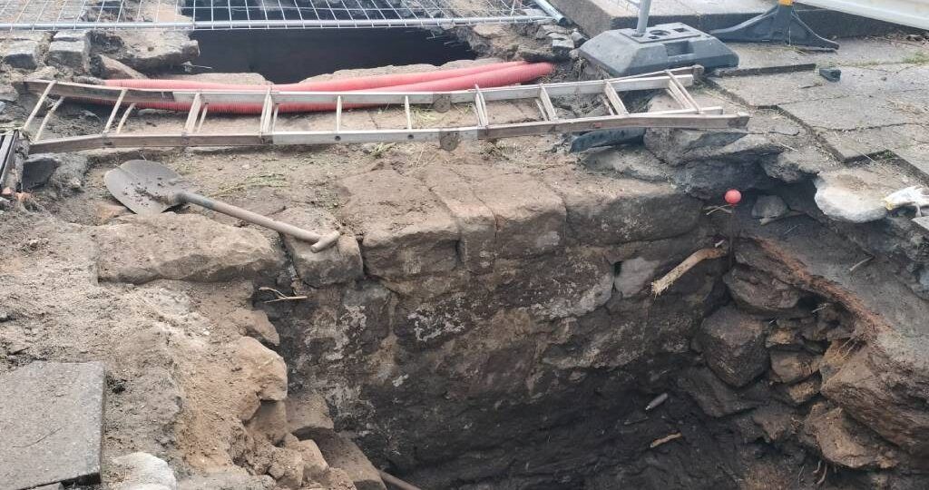 Descobren restos dunha muralla medieval en Tui