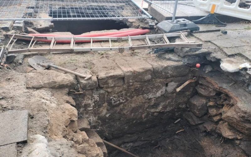 Descobren restos dunha muralla medieval en Tui