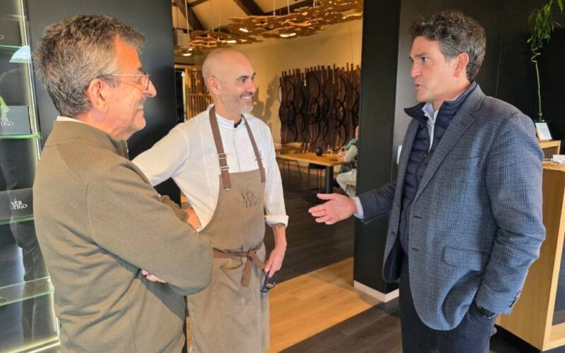 A Xunta de Galicia felicita ao cociñeiro Rafa Centeno e ao equipo do restaurante ‘Vértigo’