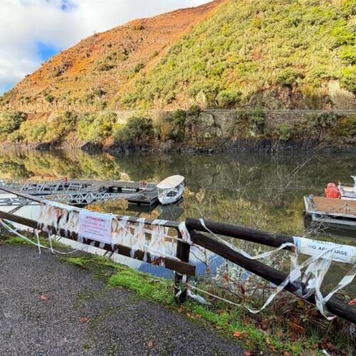 O embarcadoido de Paradela no río Sil, en situación lamentable