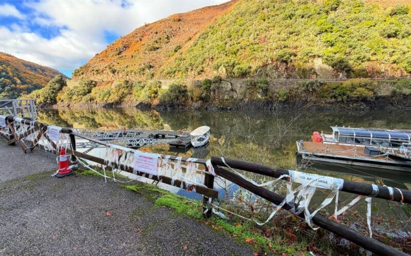 O embarcadoido de Paradela no río Sil, en situación lamentable